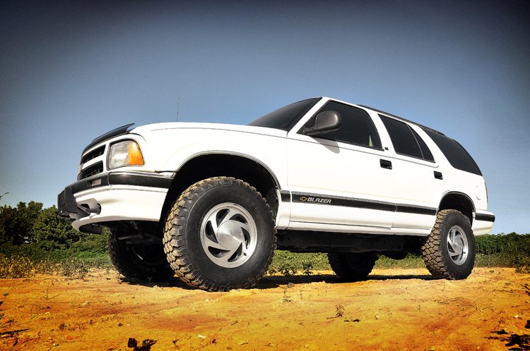 2.5 Inch Suspension Lift Kit 91-04 Sonoma 83-05 S10 Blazer 83-01 S15 Jimmy 82-04 S10 Pickup Rough Country - 24230 - Image 2