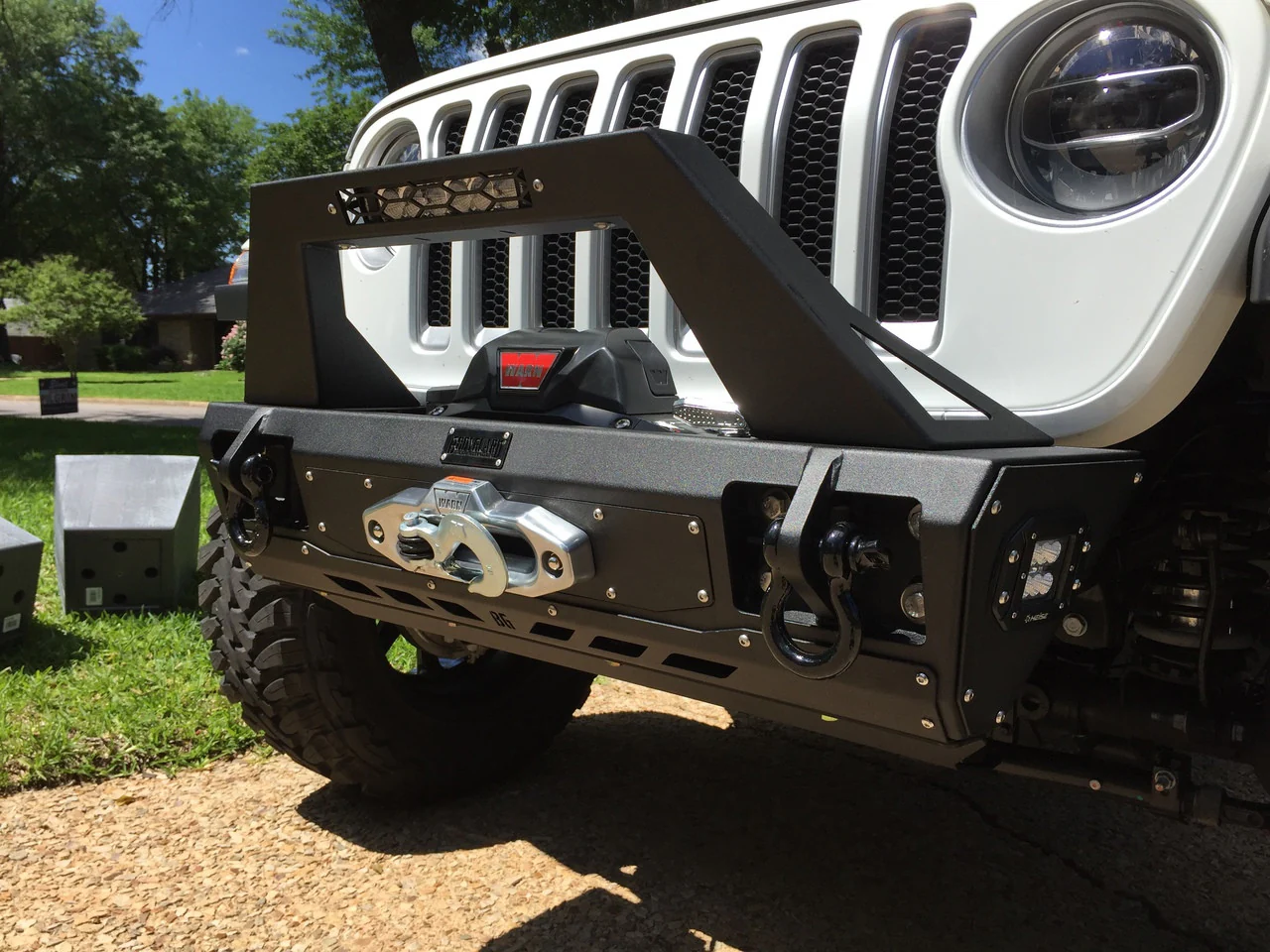 2018-2025 Jeep Wrangler JL Front Bumper Stubby with Push Bar End Cap Light Cutouts With Camera Harness + Pod Texture Black Powdercoat Bodyguard Bumpers - 47077TNB - Bodyguard Bumpers - Image 2